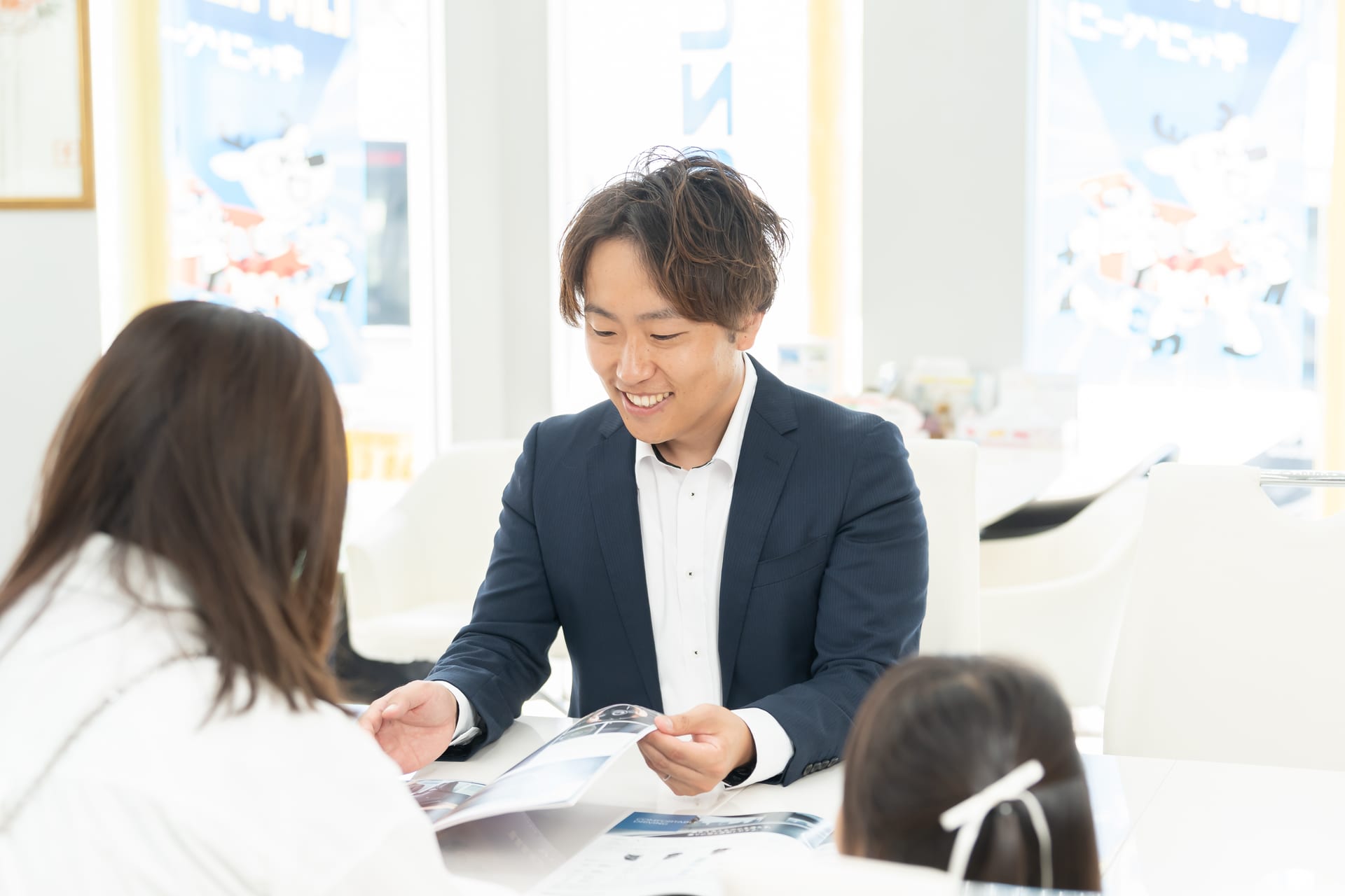 スタッフと相談するお客様