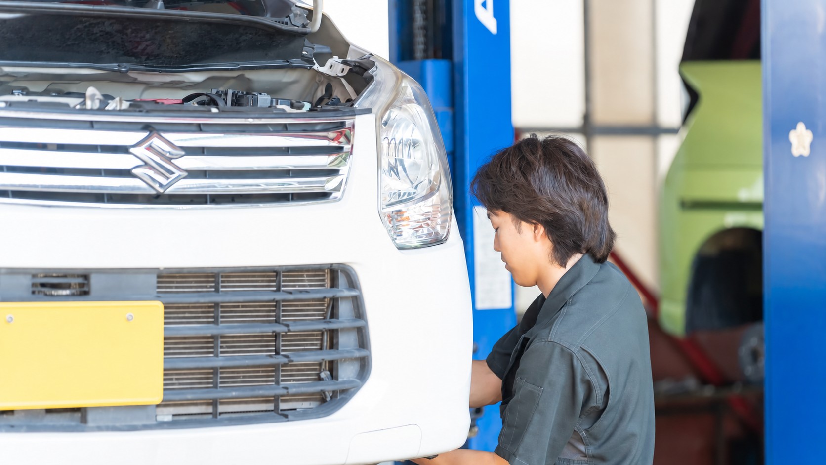 スタッフが車両のフロント周りを点検している様子