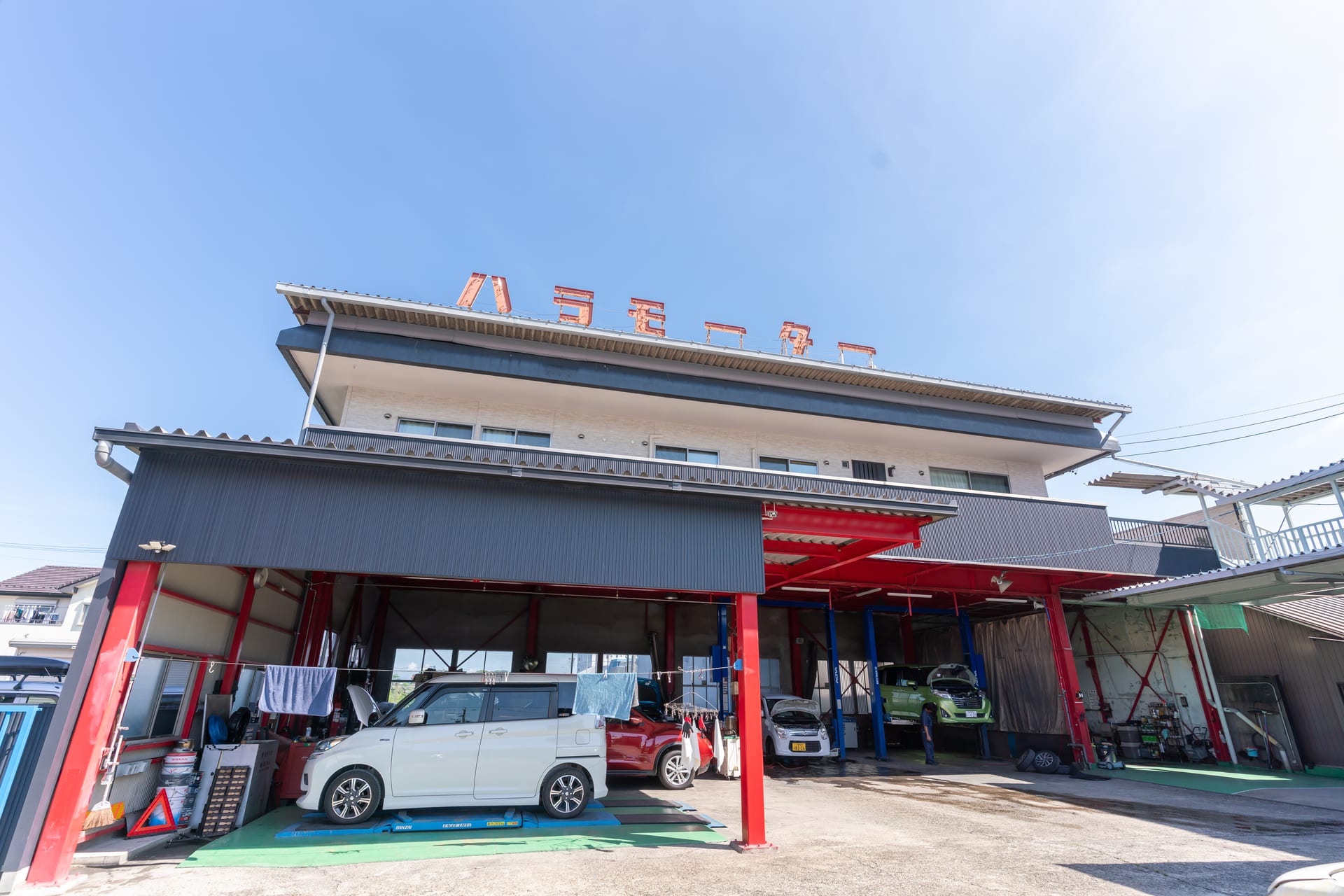 ハラ・モーターの整備工場